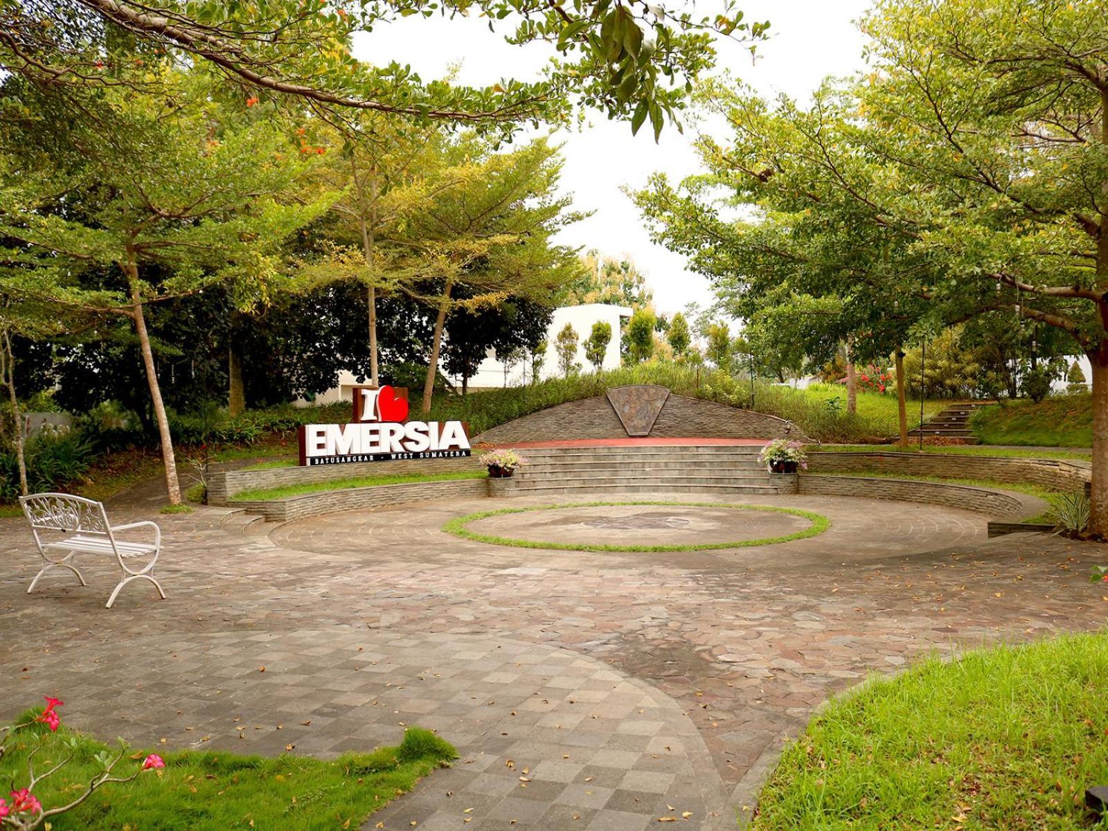 Emersia Hotel & Resort Batusangkar Экстерьер фото